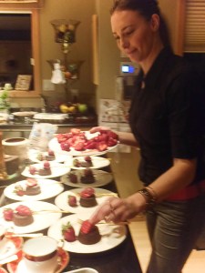 Molten chocolate cakes with strawberries